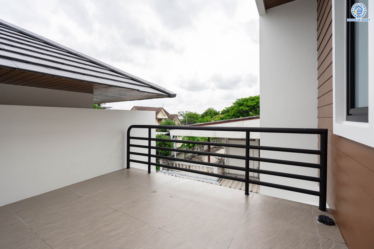 บ้านมือสองตกแต่งใหม่ ม.ซอย พหลโยธิน56 พหลโยธิน บ้านเดี่ยวหลังใหญ่ ภายในตกแต่งหรูหรา บนเนื้อที่เยอะถึง 98.60 ตร.ว. 3 ห้องนอน 3 ห้องน้ำ 2 ที่จอดรถ บรรยากาศเป็นส่วนตัว พร้อมมีสระน้ำในตัว บนพื้นที่กว่า 430 ตร.ม. บนทำเลที่ดี เชื่อมต่อถนน พหลโยธิน, ลำลูกกา, วิภาวดี-รังสิต เดินทางสะดวกใกล้รถไฟฟ้า สถานี "แยก คปอ, คูคต"